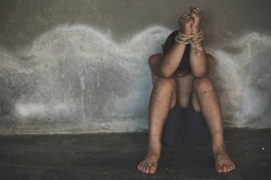 Kaçırılan, eksik iple bağladı eller istismar, çocuk karşı şiddet kurbanı çocuk acı çekiyor, insan kaçakçılığı kavramı.