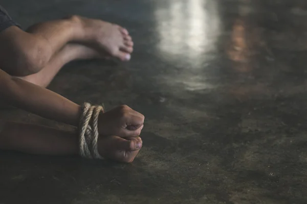 Ofiarą Chłopiec Rąk Związany Liny Stres Ból Porwany Nadużywane Zakładników — Zdjęcie stockowe