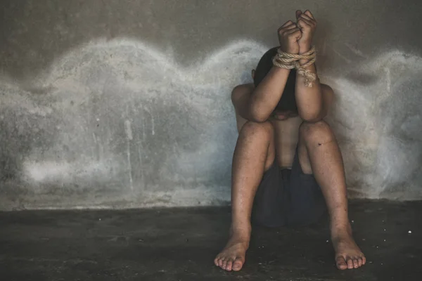 Kaçırılan, eksik iple bağladı eller istismar, çocuk karşı şiddet kurbanı çocuk acı çekiyor, insan kaçakçılığı kavramı.