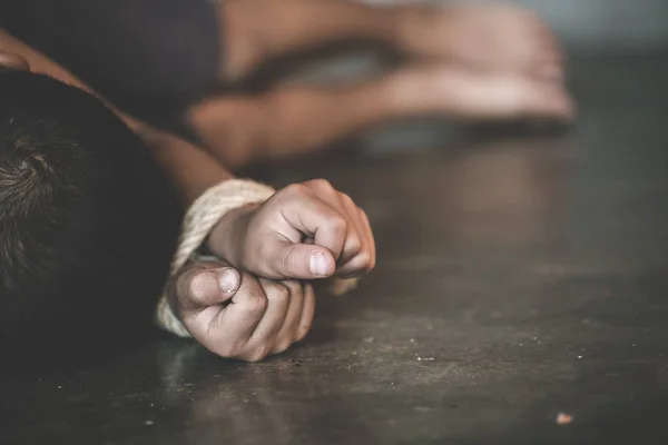 подростку связали руки. связанные руки. связанный веревкой мальчик. связанные руки веревкой. солдат на веревке.