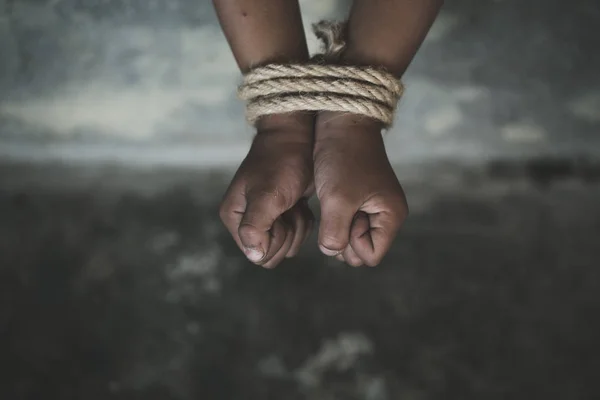 感情的なストレスや痛み ロープで縛られ手で被害者少年虐待 悪用している暴力 子供の暴力と虐待の概念 — ストック写真