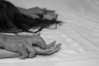 Tecavüz ve cinsel taciz konsepti için el ele tutuşan bir erkek, aile içi şiddet, cinsel saldırı konsepti, Uluslararası Kadınlar Günü