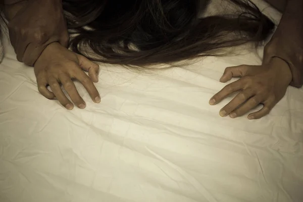 Man Hand Met Een Vrouw Hand Voor Verkrachting Seksueel Misbruik — Stockfoto