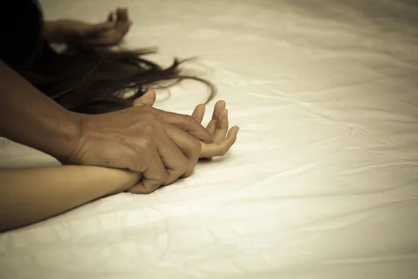 Ręka Mężczyzny Trzymającego Kobietę Rękę Gwałt Molestowanie Seksualne Gwałt Przemocy — Zdjęcie stockowe