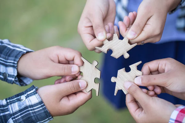 Mani Persone Diverse Assemblaggio Puzzle Squadra Giovanile Mettere Insieme Pezzi — Foto Stock