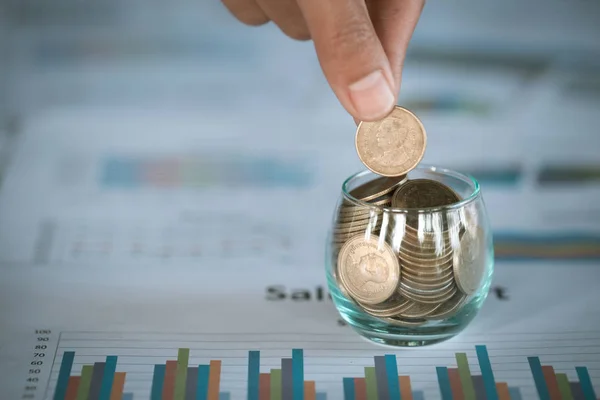 Vrouw Hand Zetten Coinin Glazen Pot Saving Geld Rijkdom Financiële — Stockfoto