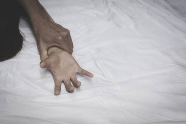 Erkekler kadınlara tecavüz edecek ve zarar verecek, aile içi şiddet, tecavüz, cinsel saldırı, kadınlara yönelik şiddeti durduracak, insan kaçakçılığı, cinsel istismar kavramı