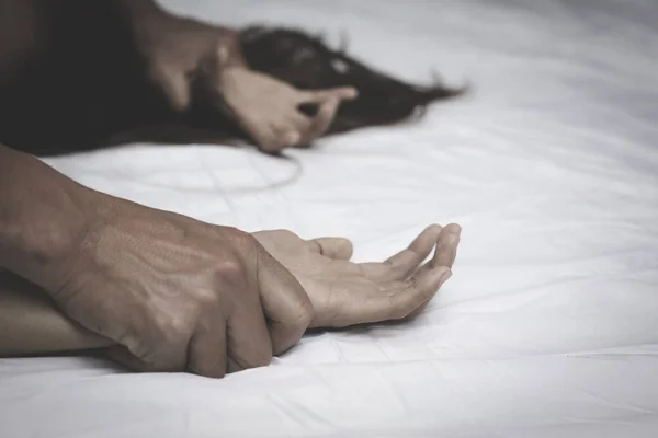 Zbliżenie Męskich Dłoni Trzymających Kobietę Rękę Gwałt Wykorzystywanie Seksualne Gwałt — Zdjęcie stockowe