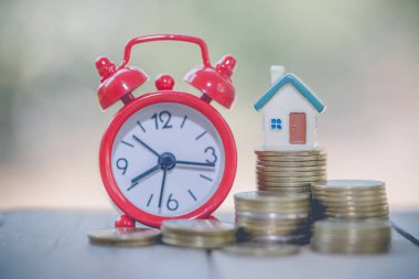 Bozuk para, ev, ipotek, ev almak için biriktirilen para ve emlak konseptine yatırılan kredilerin olduğu küçük bir ev. Invesment ve Risk Yönetimi.