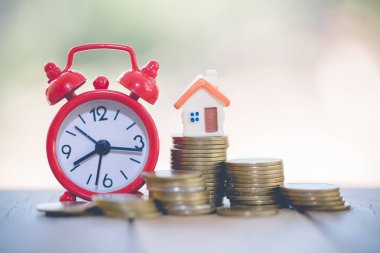 Mini house, para ve ev, ipotek, yığında tasarruf para ev ve iş yatırım için gayrimenkul konsept için kredi satın almak. Yatırım ve Risk Yönetimi, kum saati.