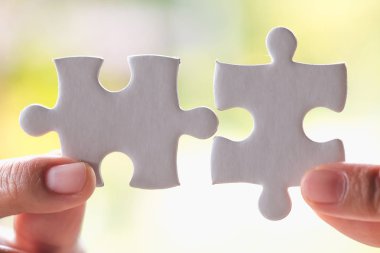 Eller iş kadın yapboz puzzleon, bağlama, yakın ekip çalışması çalışma alanı'na başarı ve stratejisi kavramı.