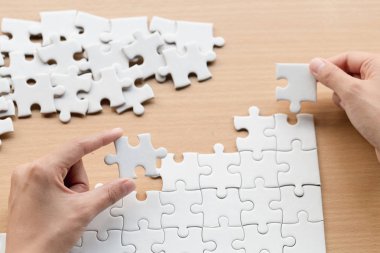 İş kadını çift bulmaca parçası bağlanmaya çalışıyor. Dernek ve bağlantı sembolü. İş stratejisi kavramı