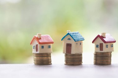 Bozuk para, ev, ipotek, ev almak için biriktirilen para ve emlak konseptine yatırılan kredilerin olduğu küçük bir ev. Invesment ve Risk Yönetimi.