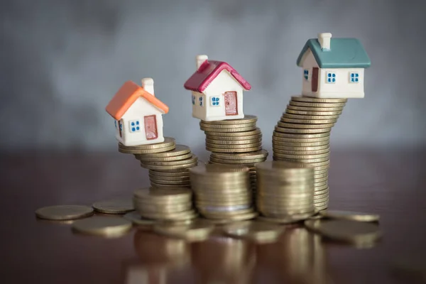 コインのスタック上のミニハウス 投資不動産の概念 投資リスクと不確実性不動産住宅市場 — ストック写真