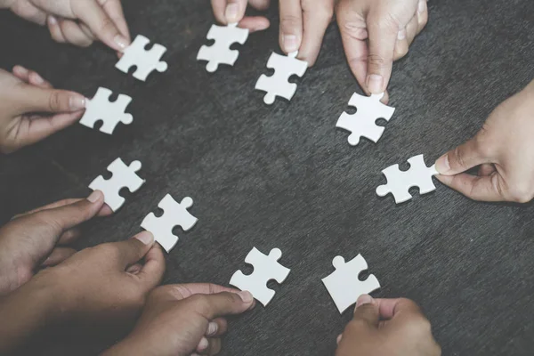 Business Concept Gruppo Uomini Affari Che Assemblano Puzzle Rappresentano Supporto — Foto Stock