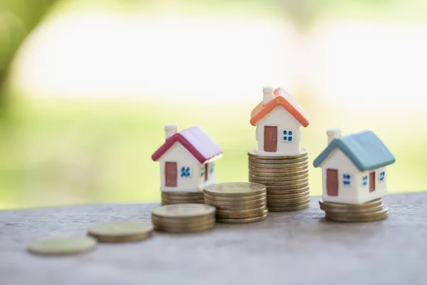 微型住房堆积如山 货币与住房 抵押贷款概念 房地产投资 用堆积如山的硬币省钱 — 图库照片