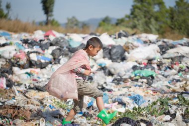 Fakir çocuklar yoksulluk yüzünden çöp topluyor, Junk. 