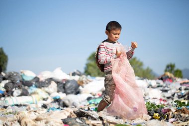 Zavallı çocuk onun geçim kazanmak için onun çuval içinde çöp toplama, 