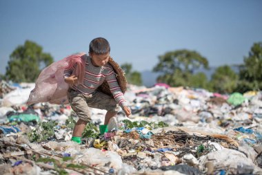 Fakir çocuklar yoksulluk yüzünden çöp topluyor, Junk. 
