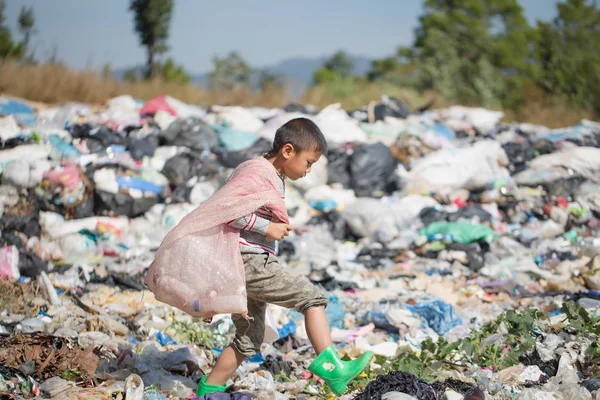 Los niños pobres recogen basura para la venta debido a la pobreza, basura — Foto de Stock