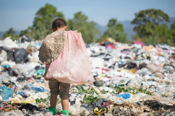 Paseo infantil para encontrar chatarra para la venta y reciclarlos en vertederos , — Foto de Stock