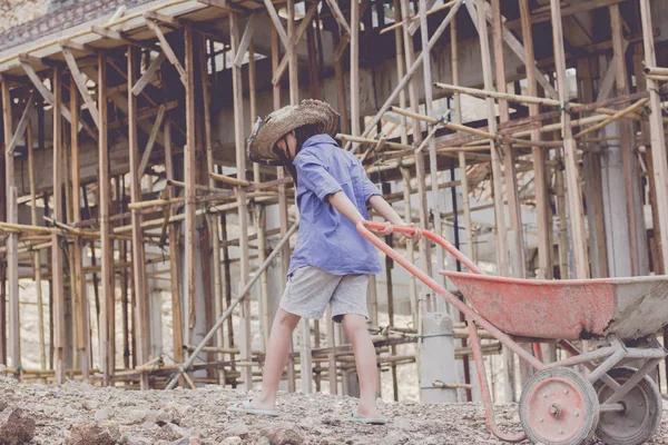 Chudé děti pracují ve stavbách z důvodu chudoby, Chi — Stock fotografie