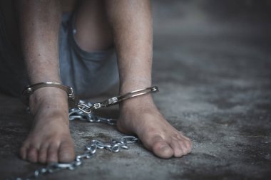 Umutsuz çocuğun ayak kilitli kelepçe ile insan ticareti, 
