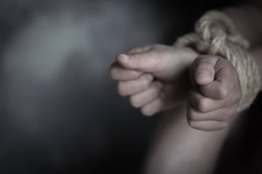 Kurban çocuk elleri ile duygusal stres iple bağladı ve 