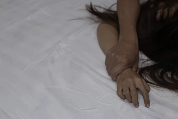 Рука людини, тримаючи жінку руку за згвалтування та сексуальне насильство concep — стокове фото