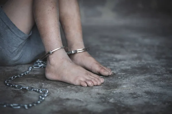 Piede di bambino senza speranza chiuso con manette, traffico di esseri umani , — Foto Stock