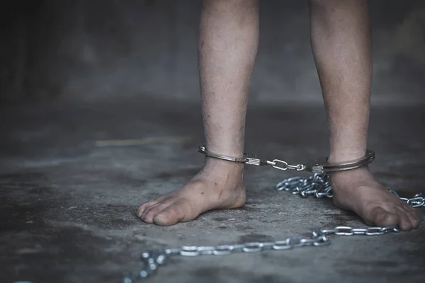 Niños con cadenas atadas, encarcelados, retrasados, Abuso infantil en bla —  Fotos de Stock