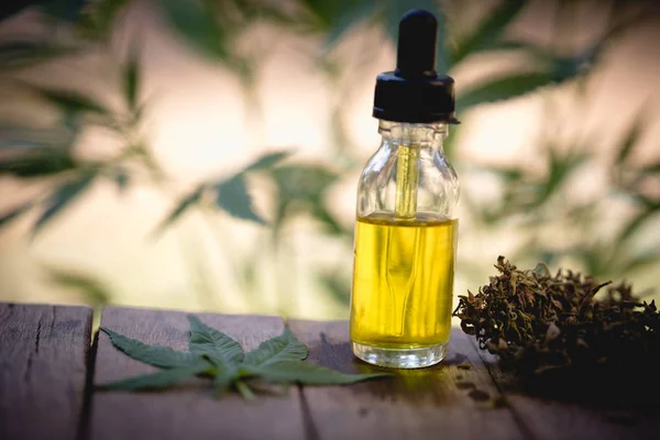 Hanföl, Marihuana-Ölflasche, Cannabis-Öl-Extrakte in Gläsern, — Stockfoto