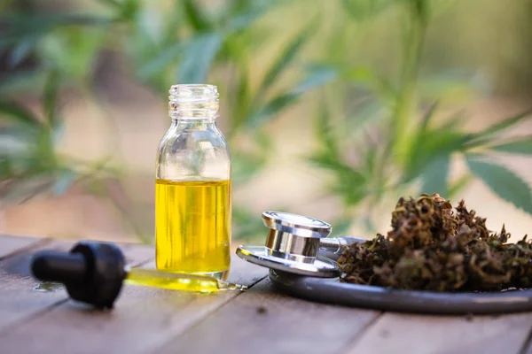 Hampaolja, medicinsk marijuana produkter inklusive cannabis leaf, dr — Stockfoto