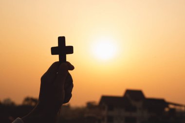 Bir haç, arka planda tutan insan el gündoğumu., konsantrasyon olduğunu