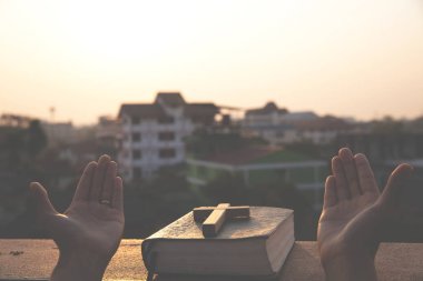Kadın Tanrı İncil ile ve sabah güneşi ile çapraz için dua