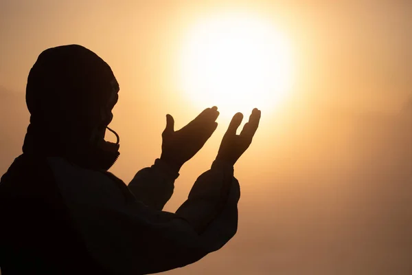 Silueta de manos humanas jóvenes abren la palma del culto y la oración — Foto de Stock