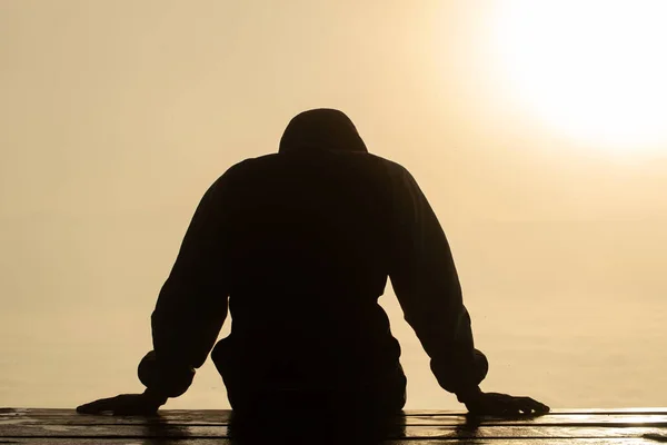 Die Silhouette eines gestressten und depressiven Mannes, der unter — Stockfoto