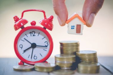 Ev modeli sikke yığını üzerinde koyarak kadın eli. Pro için kavramı