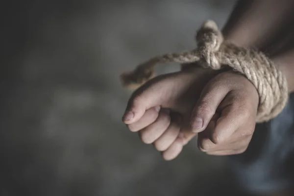 Abuso infantil, vítima menino com as mãos amarradas com corda na emoçãoa — Fotografia de Stock