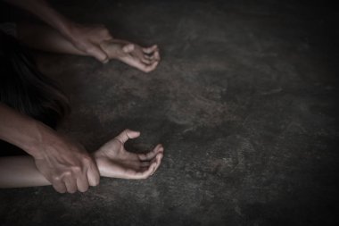 Tecavüz ve cinsel istismar, el için bir kadın elini tutarak erkek eli