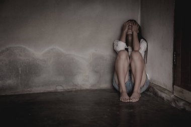 Ağlayan depresyon, depresif kadın yerde yatarken kadın