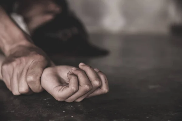 Mano de hombre sosteniendo una mano de mujer por violación y abuso sexual, Mano —  Fotos de Stock