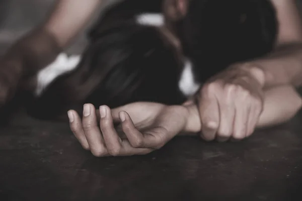 Nahaufnahme von Männerhänden, die Frauenhände für Vergewaltigung und sexuelle Belästigung halten — Stockfoto