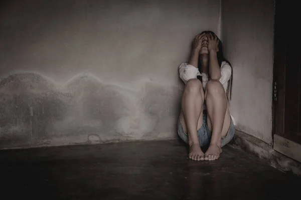 Mujer tendida en el suelo llorando de depresión, Mujer deprimida — Foto de Stock