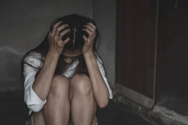 Gespannen en depressief vrouw van werken onder druk en h — Stockfoto