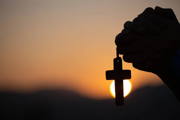 Christian woman praying on holy cross in the morning, teenager w — Stock Photo, Image