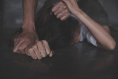 Adam fiziksel olarak onun kız arkadaşı kötüye, yerli v kurbanı yardım