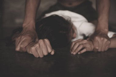 Dehşet bir kadın olarak acı bir adamla aile içi şiddet bir 