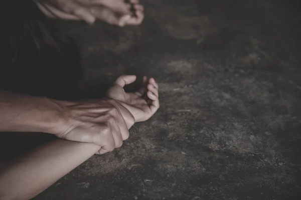 Рука чоловіка тримає жінку за зґвалтування та сексуальне насильство — стокове фото