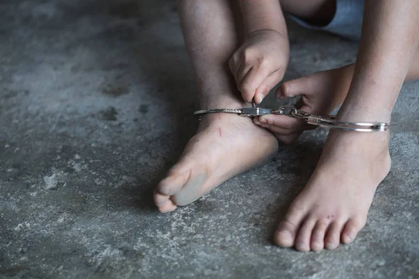Hopeloos kind voet vergrendeld met handboeien, mensenhandel, — Stockfoto